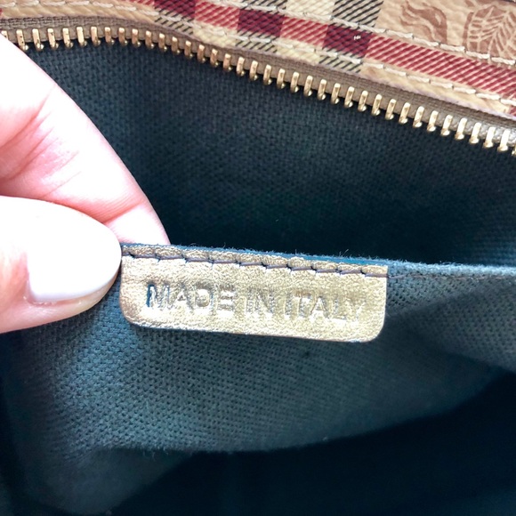 Classic Burberry Bag - Picture 5 of 8